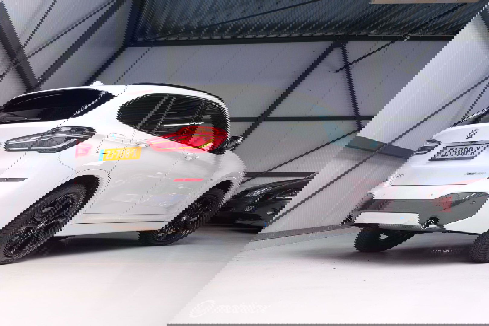 BMW X1 sDrive20i M pakket | Panoramadak | Leder | LED | Sportstoelen | btw auto | zeer mooi |