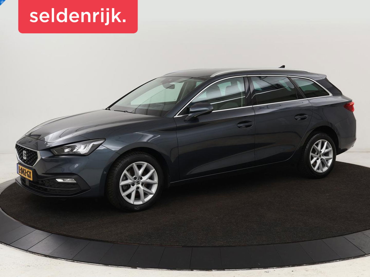 SEAT Leon 1.5 eTSI Style Launch Edition | Trekhaak | Carplay | Adaptive cruise | Camera | Navigatie | Park Assist | Climate control