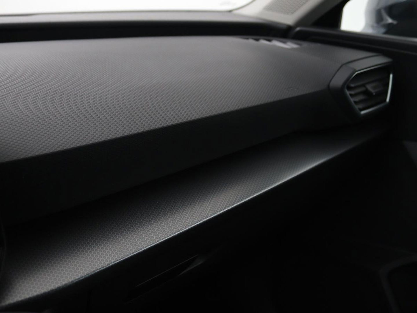 SEAT Leon 1.5 eTSI Style Launch Edition | Trekhaak | Carplay | Adaptive cruise | Camera | Navigatie | Park Assist | Climate control