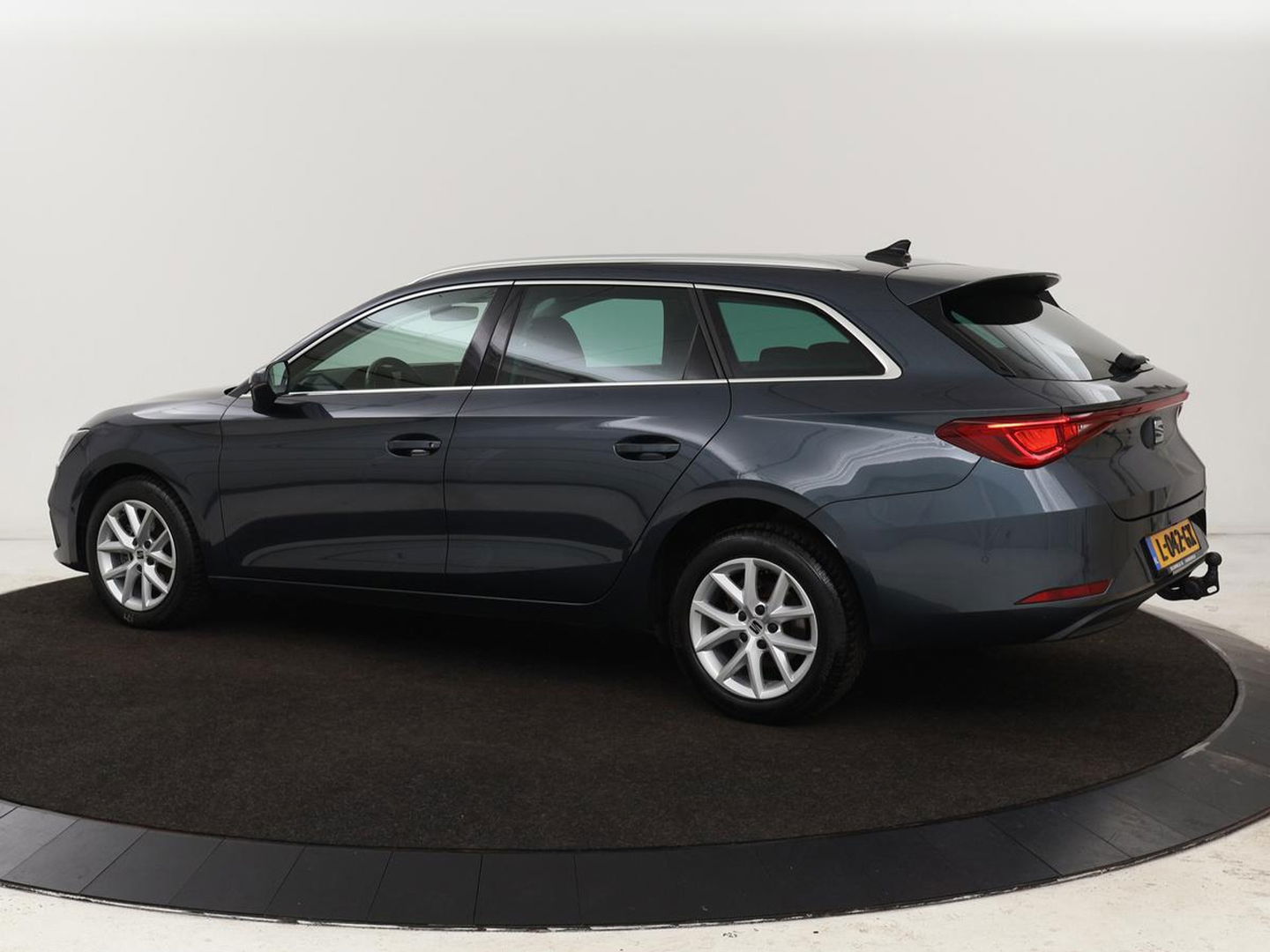 SEAT Leon 1.5 eTSI Style Launch Edition | Trekhaak | Carplay | Adaptive cruise | Camera | Navigatie | Park Assist | Climate control