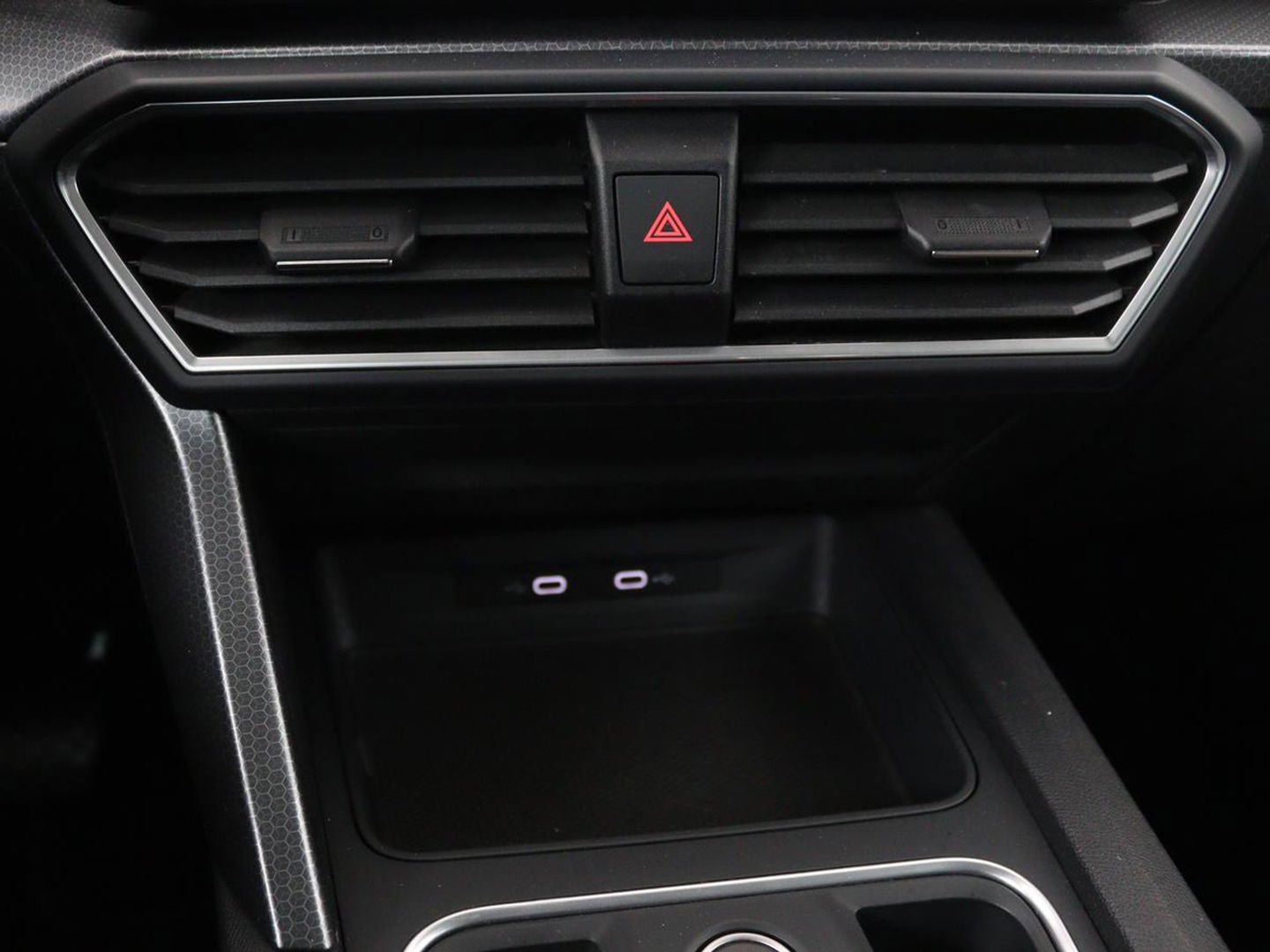 SEAT Leon 1.5 eTSI Style Launch Edition | Trekhaak | Carplay | Adaptive cruise | Camera | Navigatie | Park Assist | Climate control