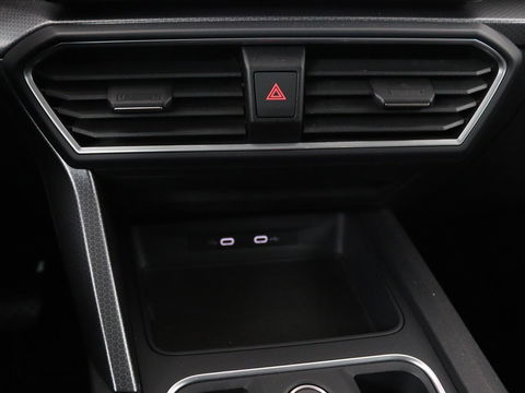 SEAT Leon 1.5 eTSI Style Launch Edition | Trekhaak | Carplay | Adaptive cruise | Camera | Navigatie | Park Assist | Climate control