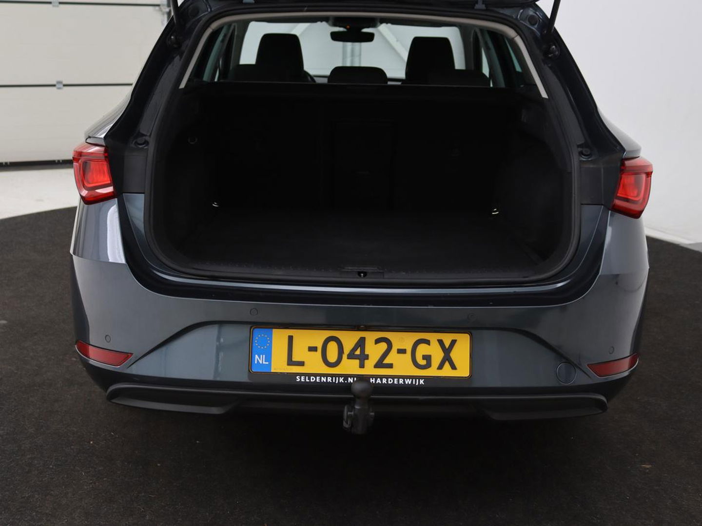 SEAT Leon 1.5 eTSI Style Launch Edition | Trekhaak | Carplay | Adaptive cruise | Camera | Navigatie | Park Assist | Climate control