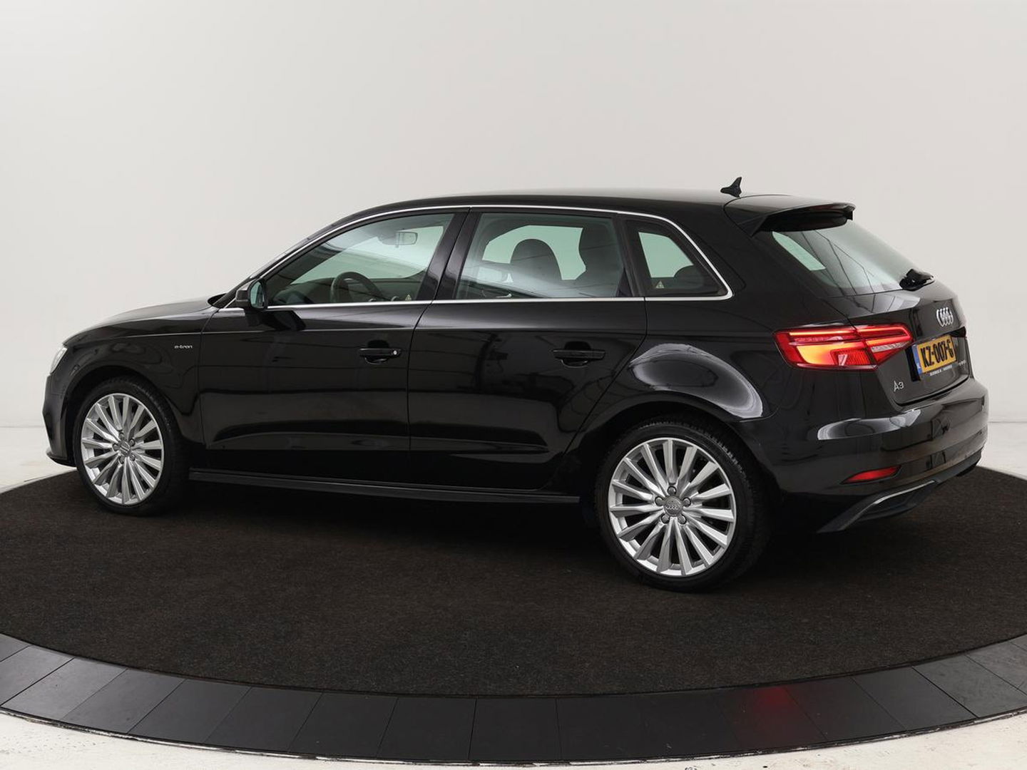 Audi A3 1.4 e-tron Lease Edition | Leder | Carplay | Virtual Cockpit | Sportstoelen | Keyless | Navigatie | Full LED | Climate control | Parkeerhulp | Cruise control | Bluetooth