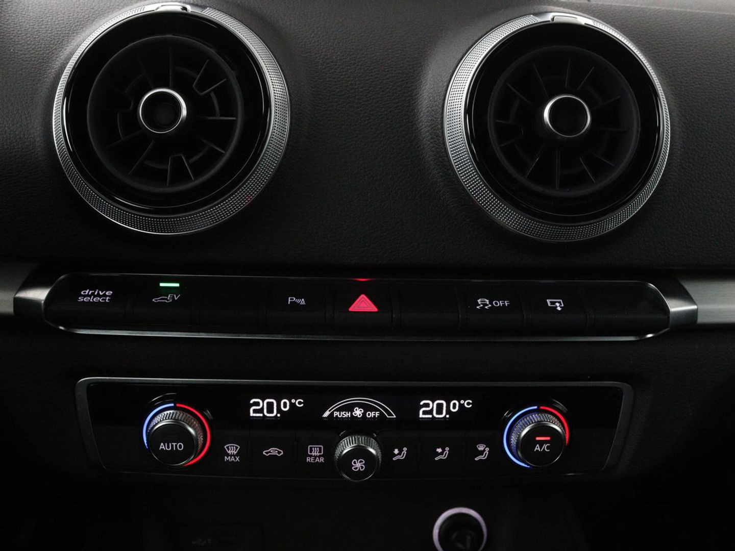 Audi A3 1.4 e-tron Lease Edition | Leder | Carplay | Virtual Cockpit | Sportstoelen | Keyless | Navigatie | Full LED | Climate control | Parkeerhulp | Cruise control | Bluetooth