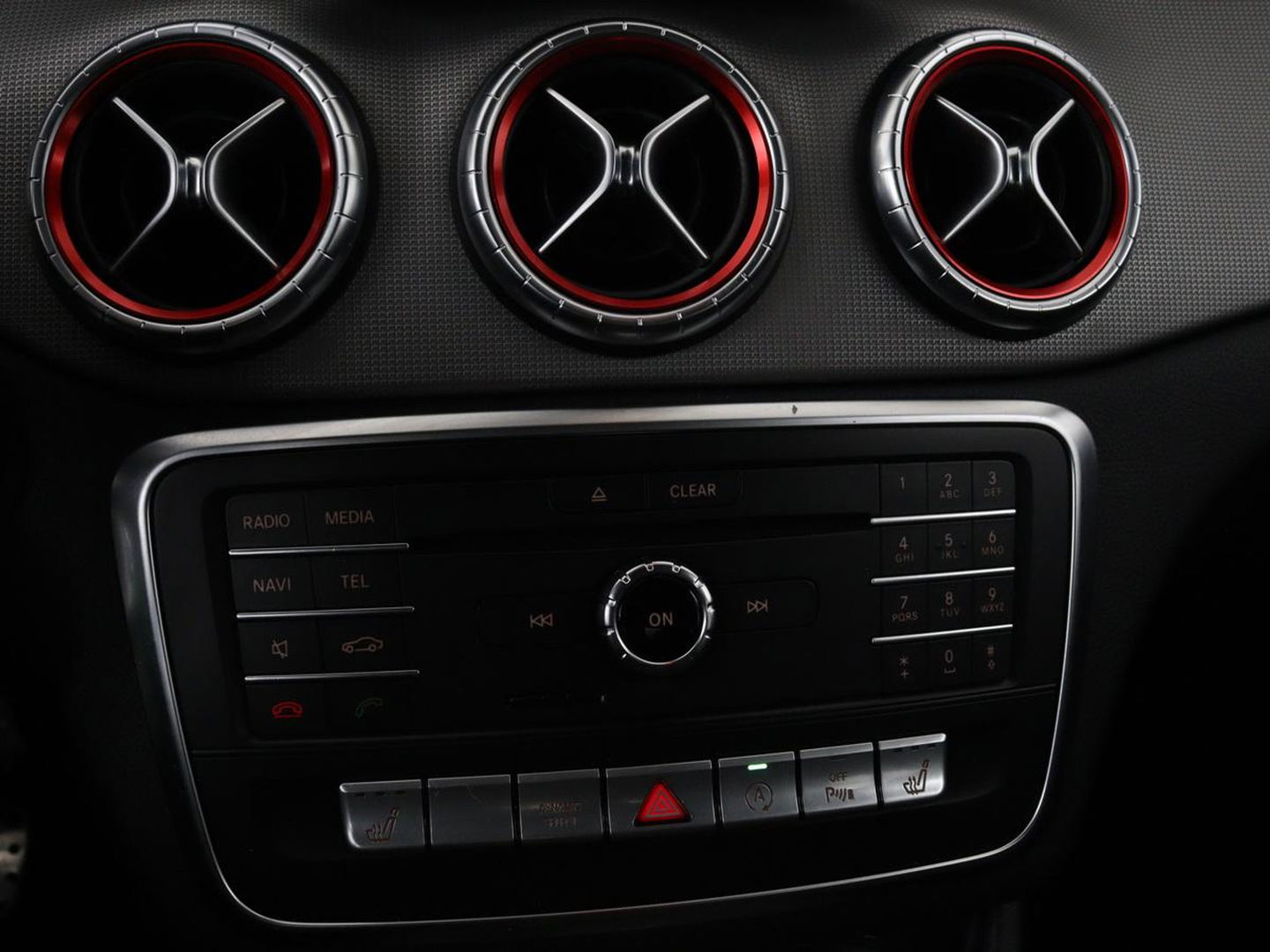 Mercedes-Benz CLA-Klasse 180 AMG | Stoelverwarming | Sportstoelen | Camera | Navigatie | Park Assist | Full LED | Cruise control | Airco
