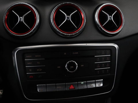 Mercedes-Benz CLA-Klasse 180 AMG | Stoelverwarming | Sportstoelen | Camera | Navigatie | Park Assist | Full LED | Cruise control | Airco