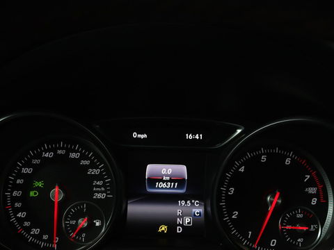 Mercedes-Benz CLA-Klasse 180 AMG | Stoelverwarming | Sportstoelen | Camera | Navigatie | Park Assist | Full LED | Cruise control | Airco