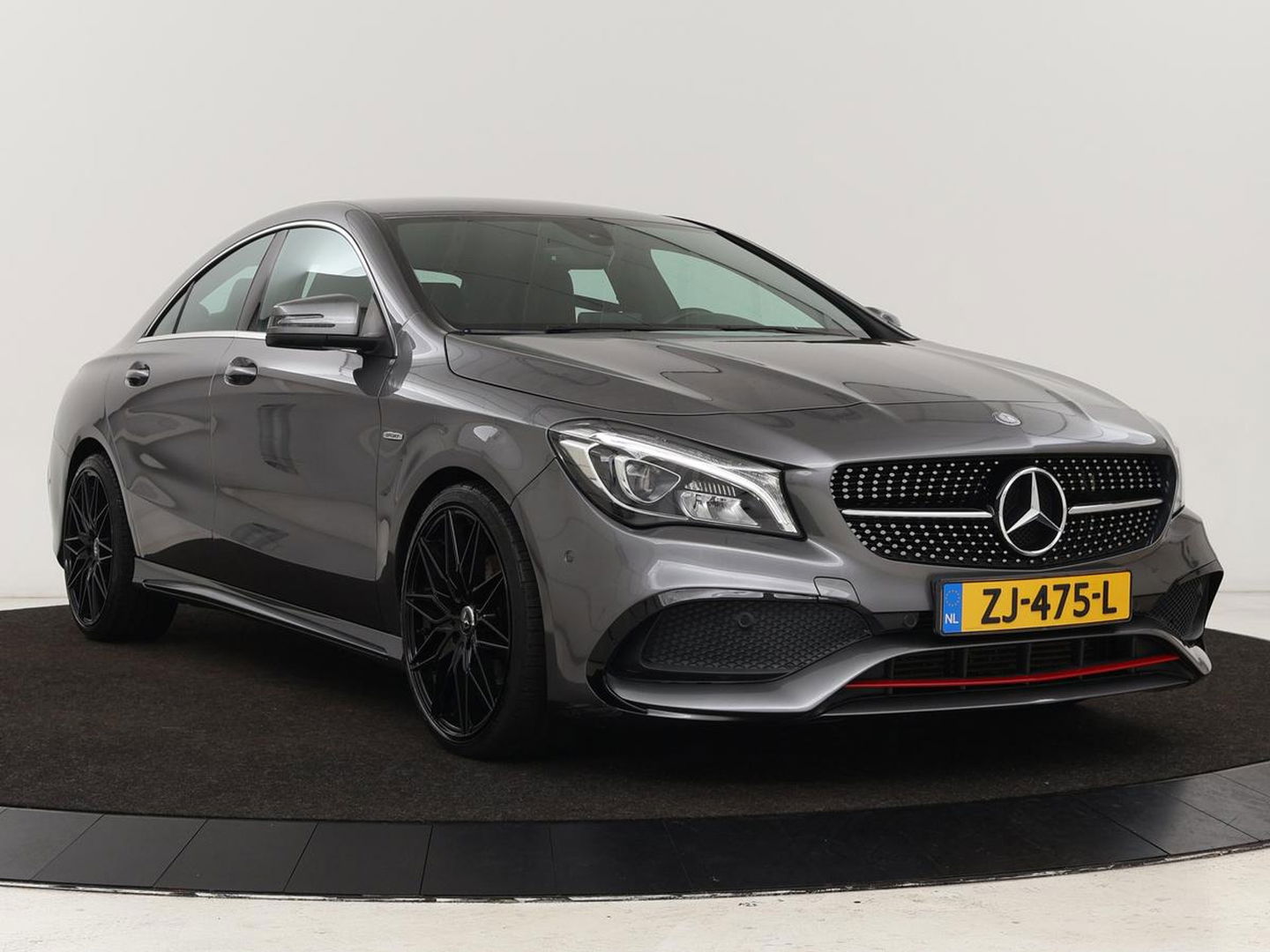 Mercedes-Benz CLA-Klasse 180 AMG | Stoelverwarming | Sportstoelen | Camera | Navigatie | Park Assist | Full LED | Cruise control | Airco