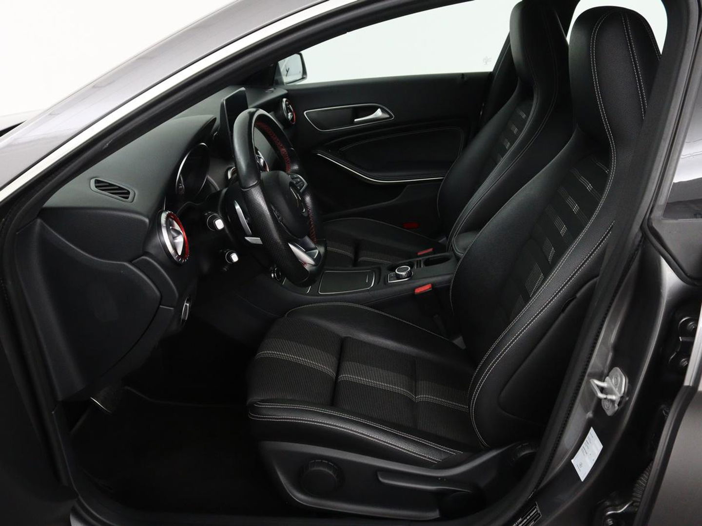 Mercedes-Benz CLA-Klasse 180 AMG | Stoelverwarming | Sportstoelen | Camera | Navigatie | Park Assist | Full LED | Cruise control | Airco