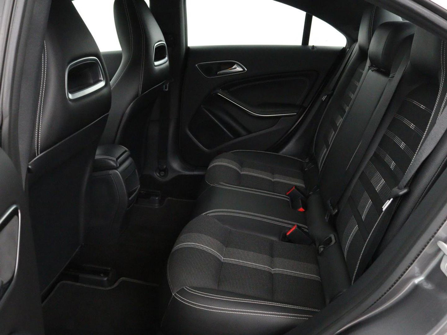 Mercedes-Benz CLA-Klasse 180 AMG | Stoelverwarming | Sportstoelen | Camera | Navigatie | Park Assist | Full LED | Cruise control | Airco