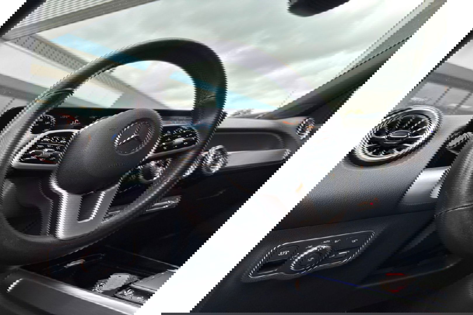 Mercedes-Benz GLB-Klasse 180 BNS SOLUTION LEDER NAVI PDC-CAMERA LMV WIDESCREEN