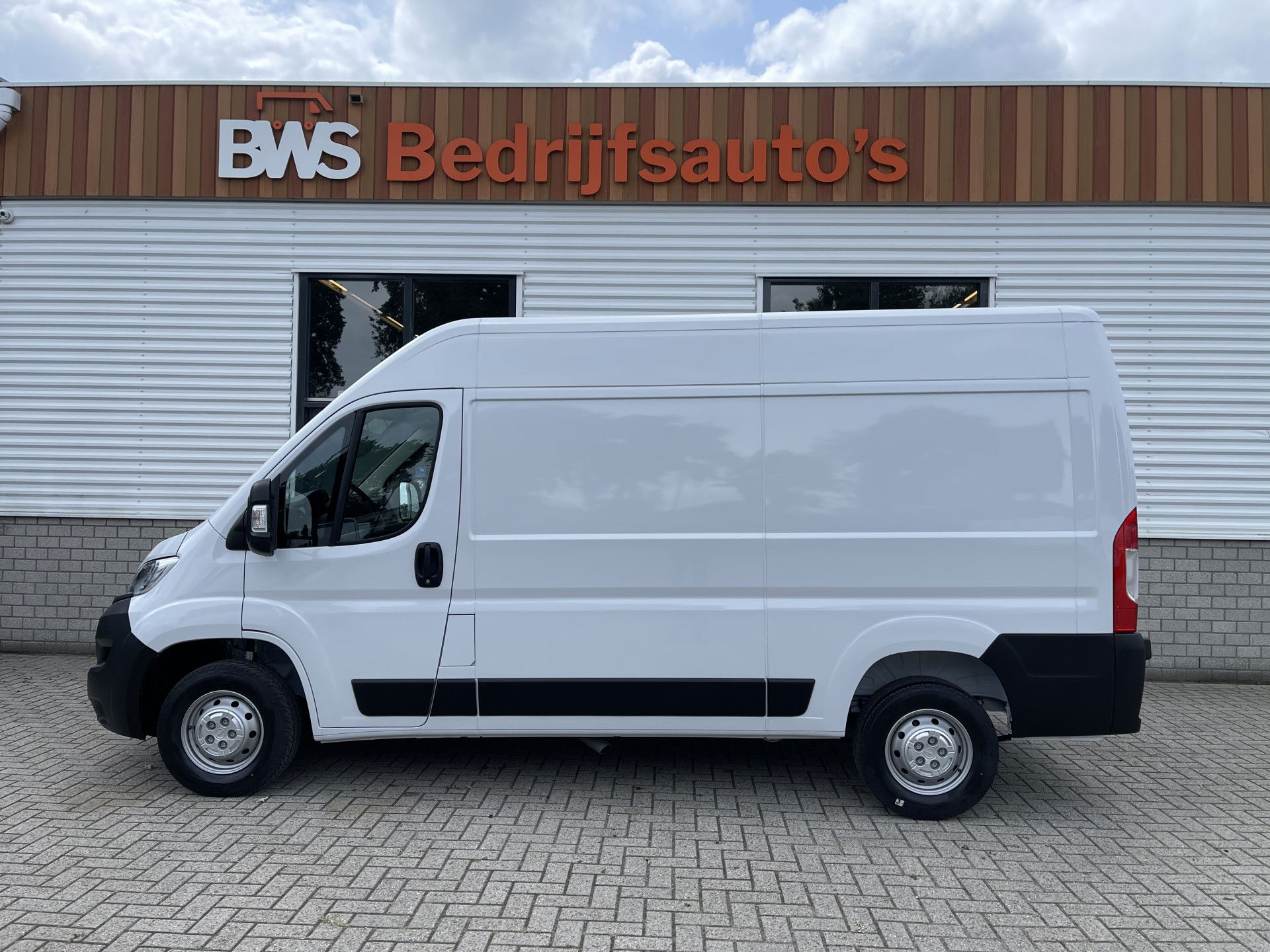 Opel Movano 2.2D 140pk L2H2 3.5t / nieuw overjarig / direct leverbaar / € 25.950 ex btw / parkeersensoren achter / airco / cruise control / bijrijdersbank !