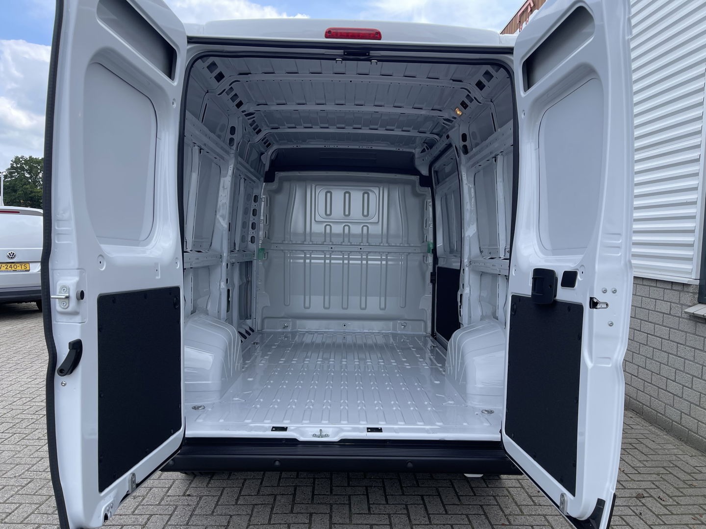 Opel Movano 2.2D 140pk L2H2 3.5t / nieuw overjarig / direct leverbaar / € 25.950 ex btw / parkeersensoren achter / airco / cruise control / bijrijdersbank !