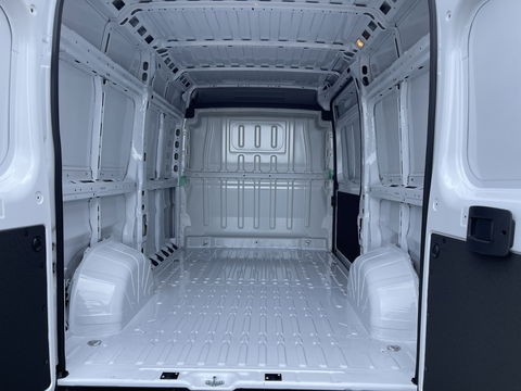 Opel Movano 2.2D 140pk L2H2 3.5t / nieuw overjarig / direct leverbaar / € 25.950 ex btw / parkeersensoren achter / airco / cruise control / bijrijdersbank !