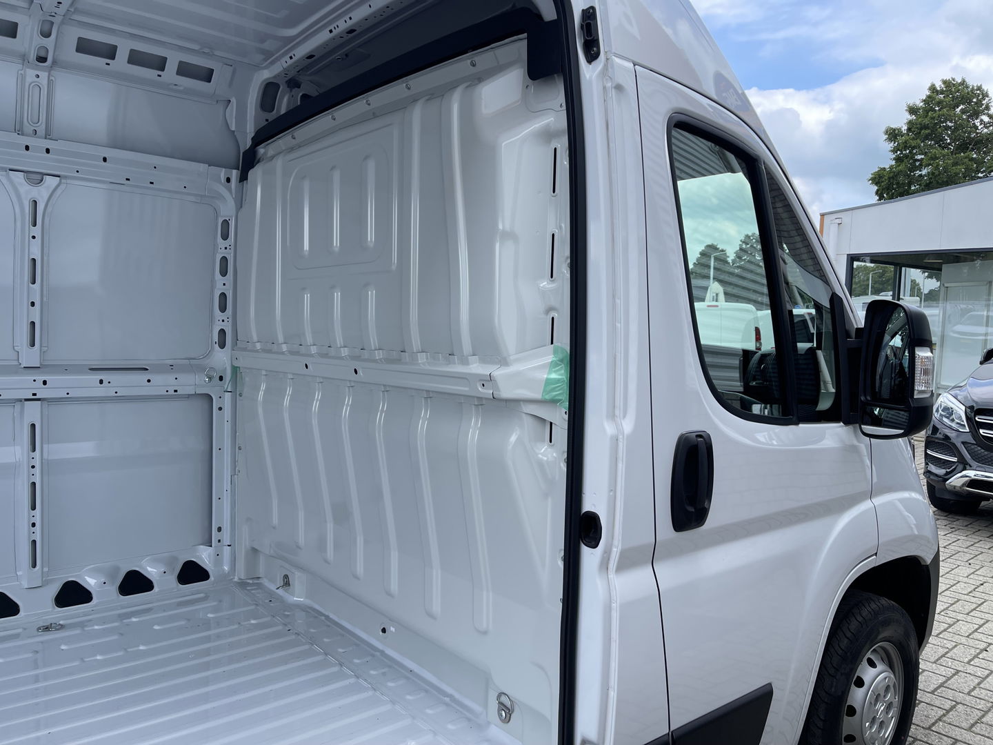 Opel Movano 2.2D 140pk L2H2 3.5t / nieuw overjarig / direct leverbaar / € 25.950 ex btw / parkeersensoren achter / airco / cruise control / bijrijdersbank !
