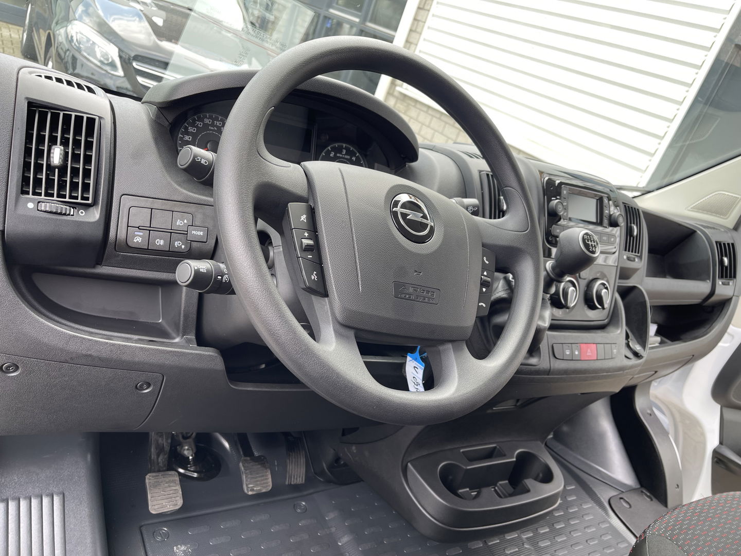 Opel Movano 2.2D 140pk L2H2 3.5t / nieuw overjarig / direct leverbaar / € 25.950 ex btw / parkeersensoren achter / airco / cruise control / bijrijdersbank !