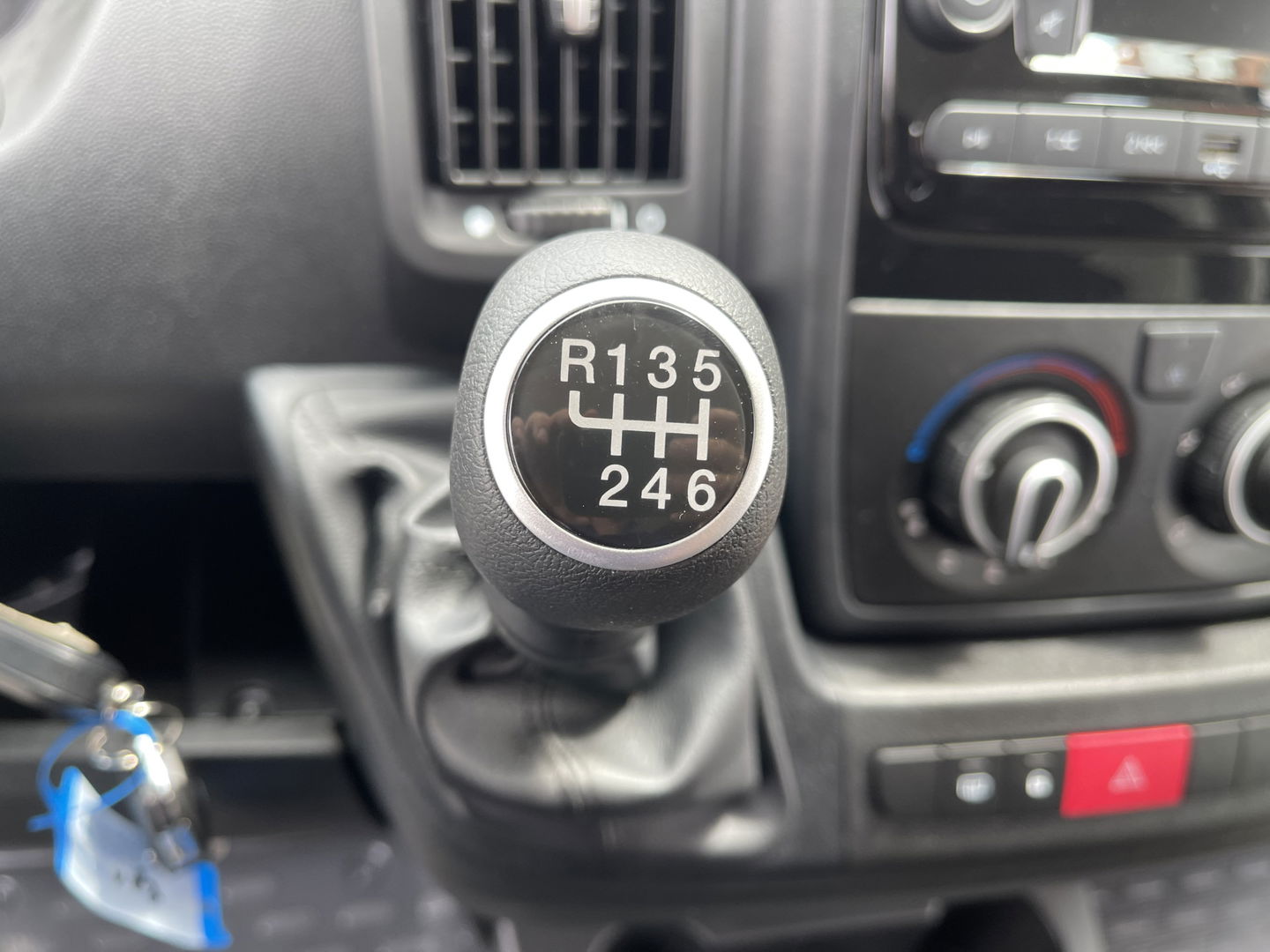 Opel Movano 2.2D 140pk L2H2 3.5t / nieuw overjarig / direct leverbaar / € 25.950 ex btw / parkeersensoren achter / airco / cruise control / bijrijdersbank !