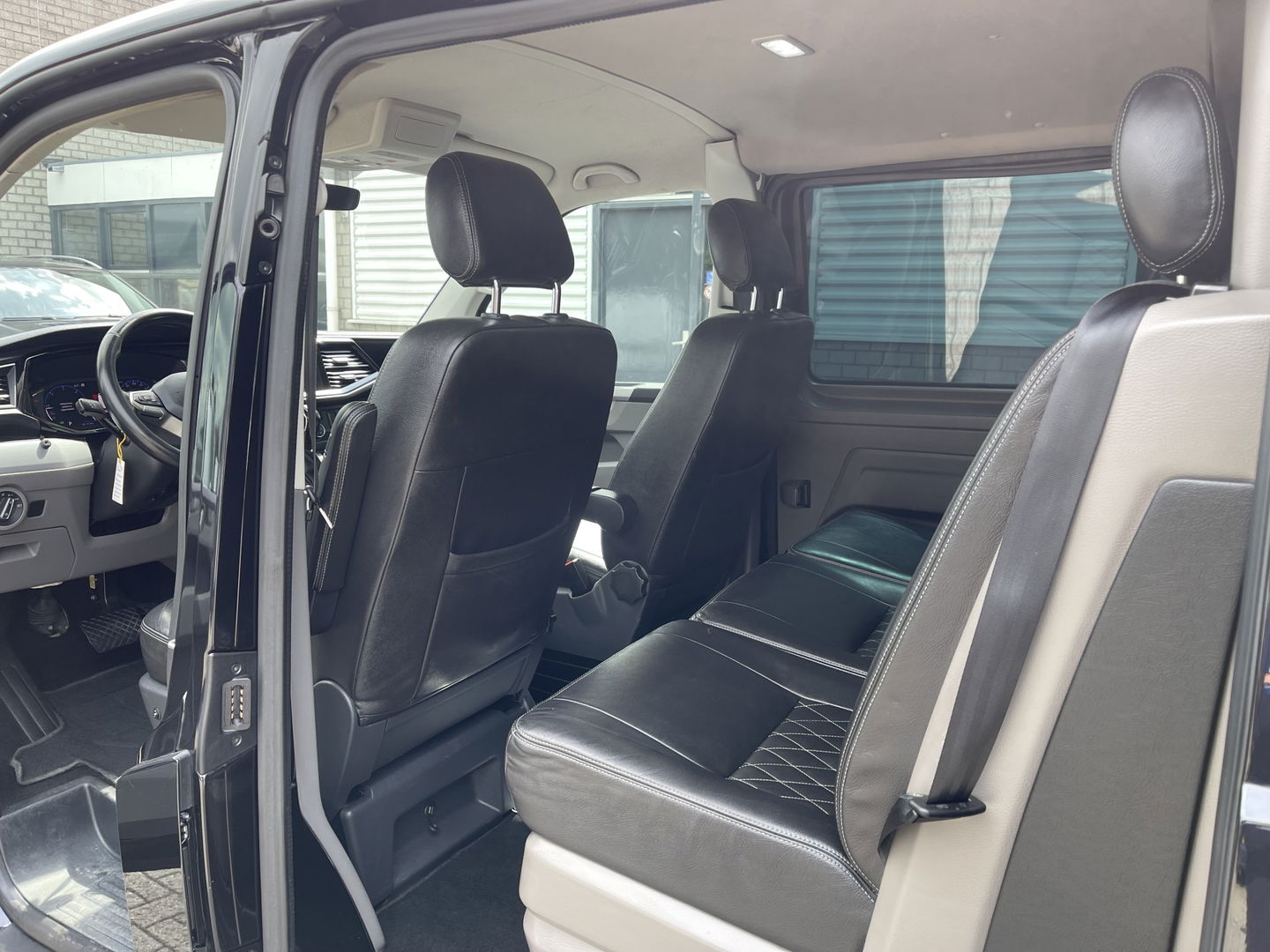 Volkswagen Transporter 2.0 TDI 150pk DSG automaat L2H1 30 DC 5 persoons Bulli / nieuwe koppeling vliegwiel / vaste prijs rijklaar € 32.950 ex btw / lease vanaf € 538 / leer / 19 inch wielen / dubbele schuifdeur