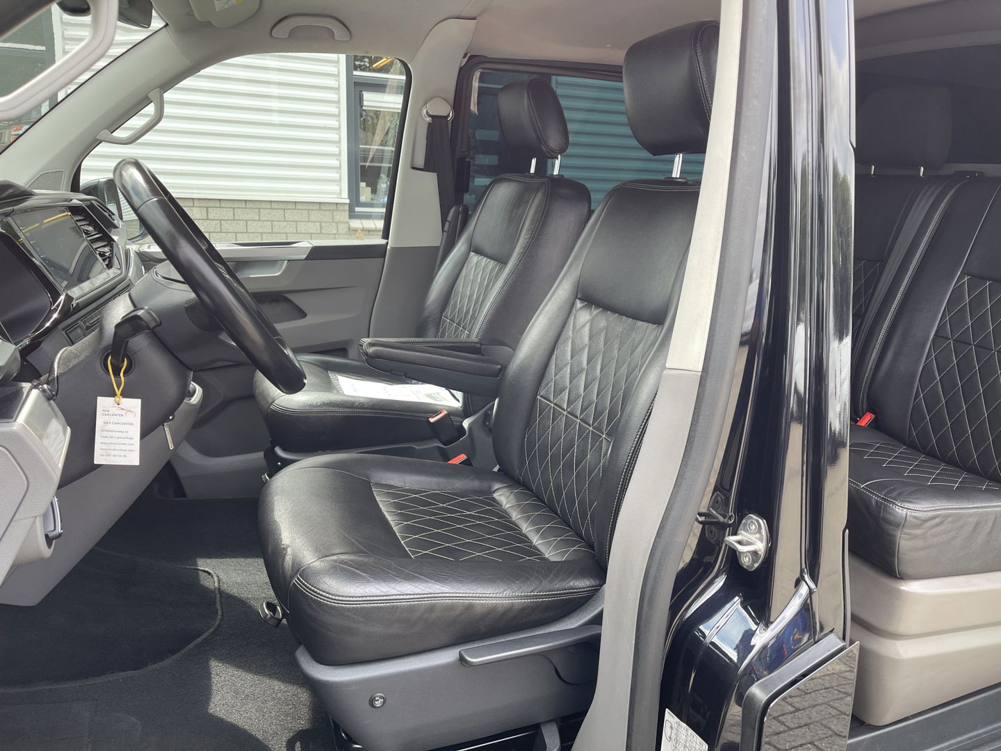 Volkswagen Transporter 2.0 TDI 150pk DSG automaat L2H1 30 DC 5 persoons Bulli / nieuwe koppeling vliegwiel / vaste prijs rijklaar € 32.950 ex btw / lease vanaf € 538 / leer / 19 inch wielen / dubbele schuifdeur