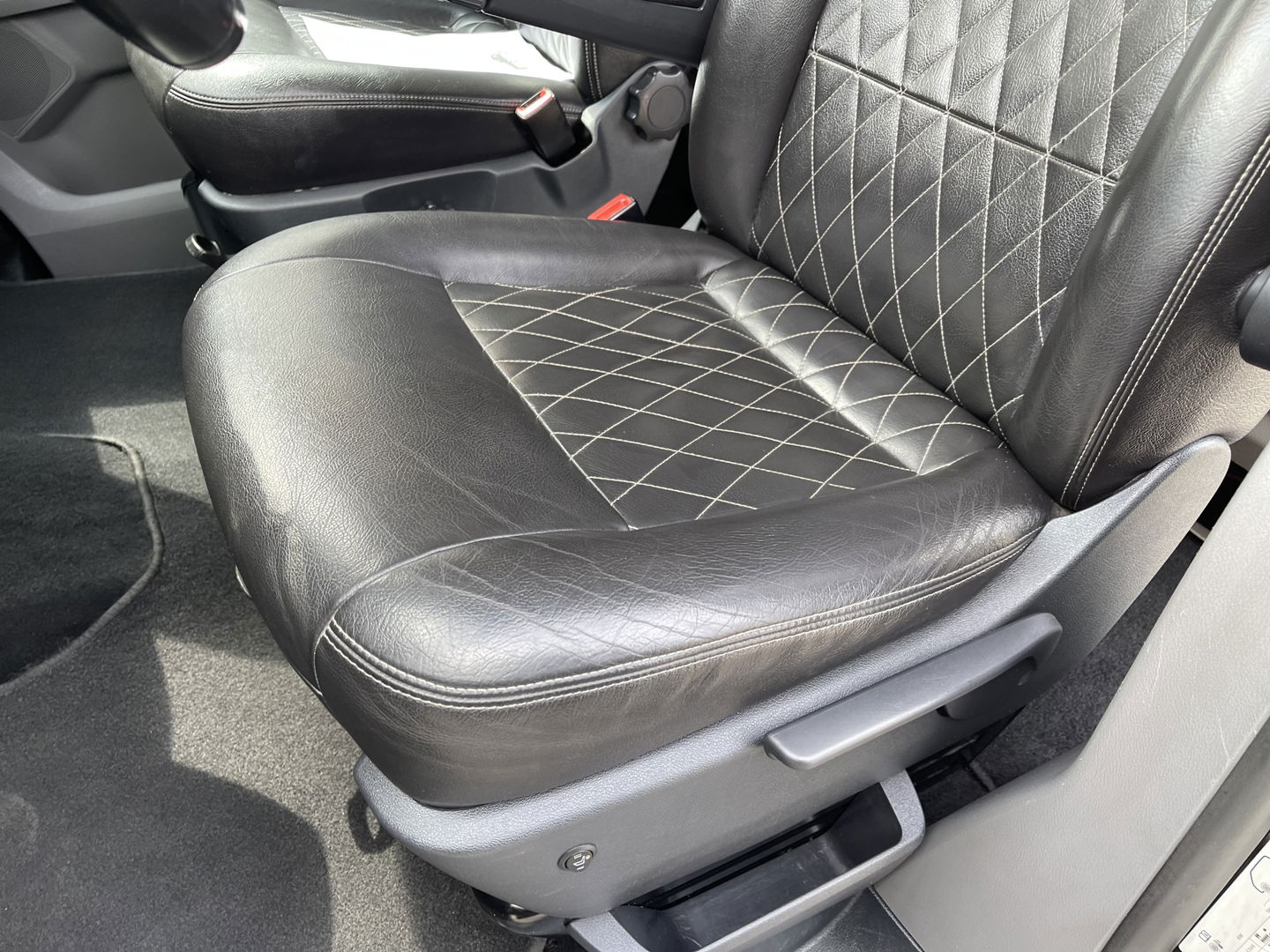 Volkswagen Transporter 2.0 TDI 150pk DSG automaat L2H1 30 DC 5 persoons Bulli / nieuwe koppeling vliegwiel / vaste prijs rijklaar € 32.950 ex btw / lease vanaf € 538 / leer / 19 inch wielen / dubbele schuifdeur