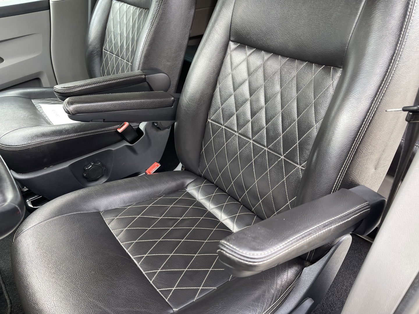 Volkswagen Transporter 2.0 TDI 150pk DSG automaat L2H1 30 DC 5 persoons Bulli / nieuwe koppeling vliegwiel / vaste prijs rijklaar € 32.950 ex btw / lease vanaf € 538 / leer / 19 inch wielen / dubbele schuifdeur