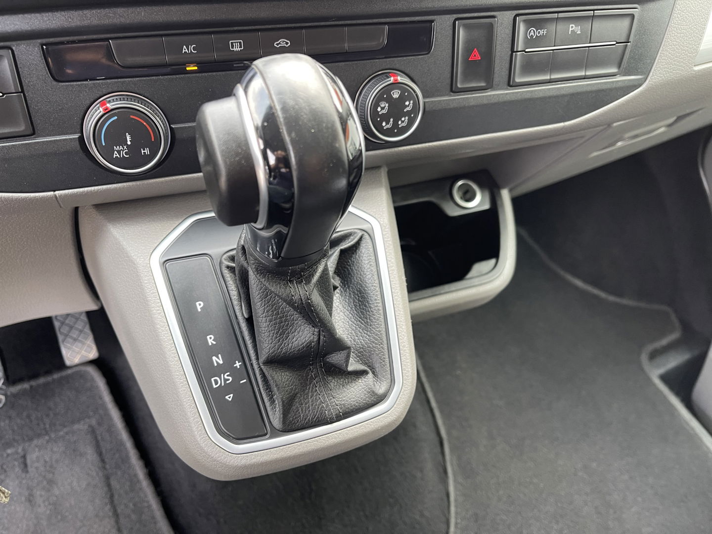Volkswagen Transporter 2.0 TDI 150pk DSG automaat L2H1 30 DC 5 persoons Bulli / nieuwe koppeling vliegwiel / vaste prijs rijklaar € 32.950 ex btw / lease vanaf € 538 / leer / 19 inch wielen / dubbele schuifdeur