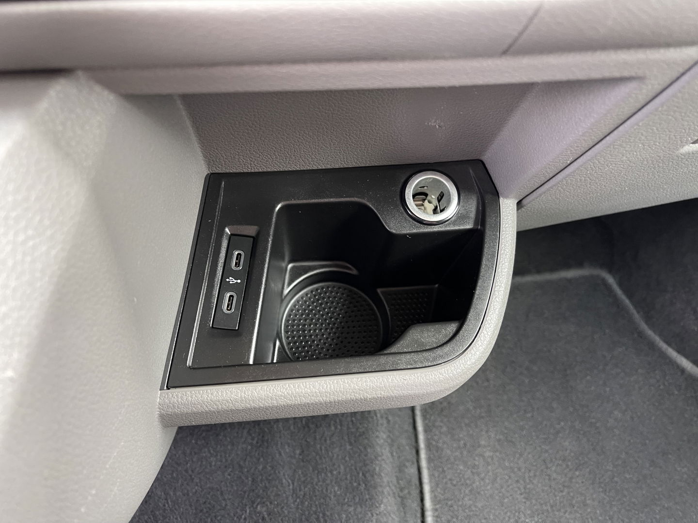 Volkswagen Transporter 2.0 TDI 150pk DSG automaat L2H1 30 DC 5 persoons Bulli / nieuwe koppeling vliegwiel / vaste prijs rijklaar € 32.950 ex btw / lease vanaf € 538 / leer / 19 inch wielen / dubbele schuifdeur