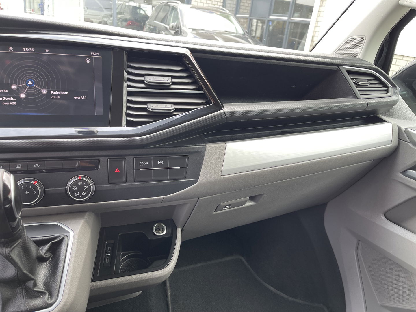 Volkswagen Transporter 2.0 TDI 150pk DSG automaat L2H1 30 DC 5 persoons Bulli / nieuwe koppeling vliegwiel / vaste prijs rijklaar € 32.950 ex btw / lease vanaf € 538 / leer / 19 inch wielen / dubbele schuifdeur