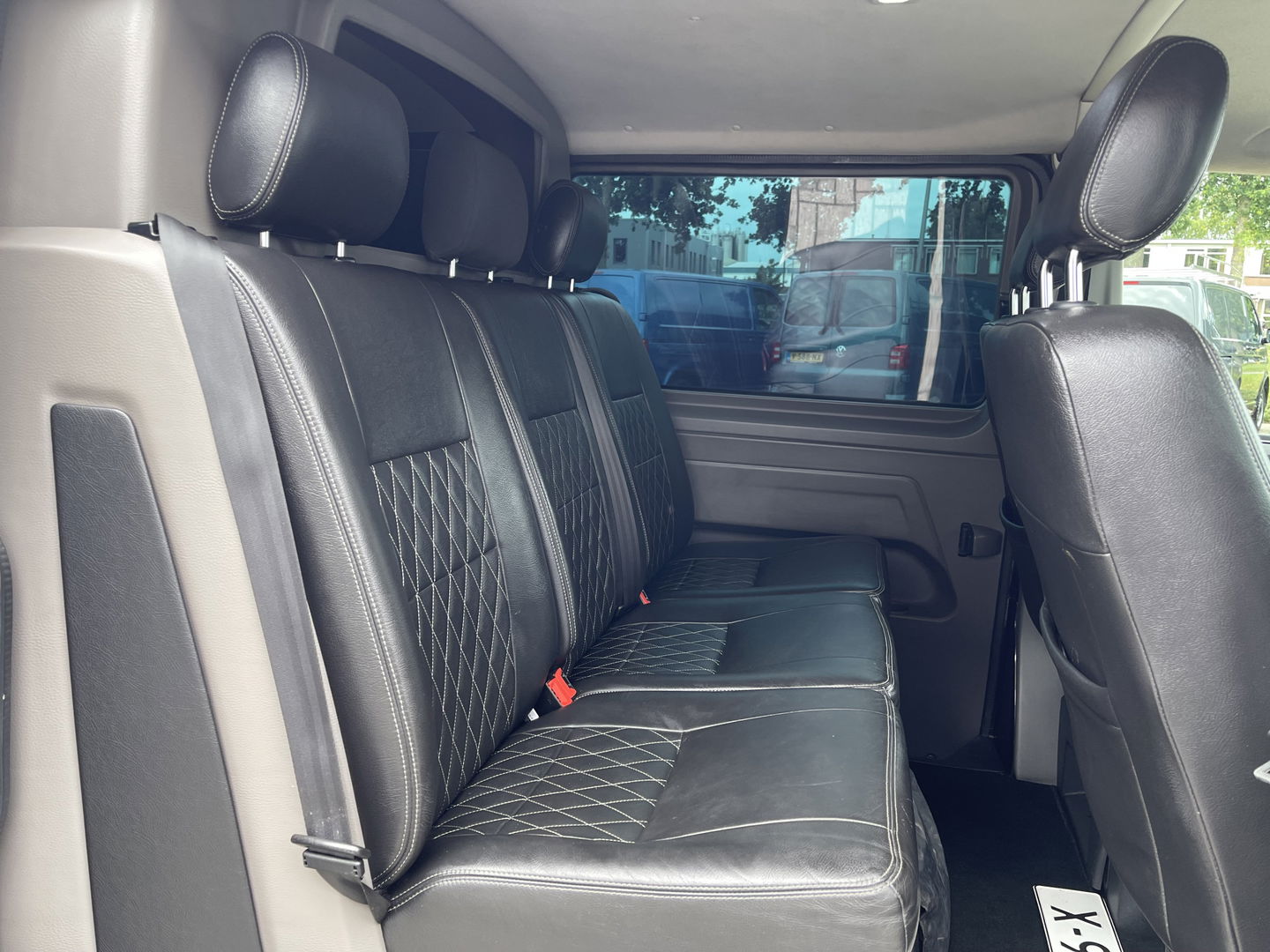 Volkswagen Transporter 2.0 TDI 150pk DSG automaat L2H1 30 DC 5 persoons Bulli / nieuwe koppeling vliegwiel / vaste prijs rijklaar € 32.950 ex btw / lease vanaf € 538 / leer / 19 inch wielen / dubbele schuifdeur