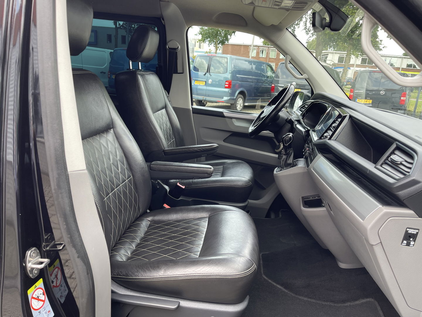 Volkswagen Transporter 2.0 TDI 150pk DSG automaat L2H1 30 DC 5 persoons Bulli / nieuwe koppeling vliegwiel / vaste prijs rijklaar € 32.950 ex btw / lease vanaf € 538 / leer / 19 inch wielen / dubbele schuifdeur