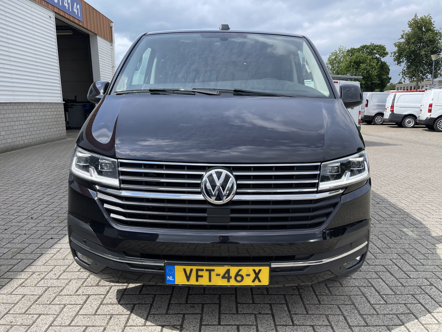 Volkswagen Transporter 2.0 TDI 150pk DSG automaat L2H1 30 DC 5 persoons Bulli / nieuwe koppeling vliegwiel / vaste prijs rijklaar € 32.950 ex btw / lease vanaf € 538 / leer / 19 inch wielen / dubbele schuifdeur