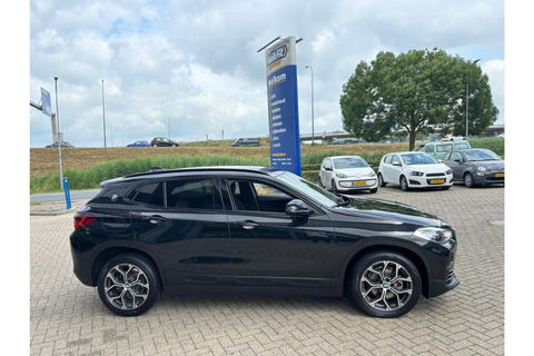 BMW X2 SDRIVE18I BUSINESS EXECUTIVE AUTOMAAT AIRCO LED PDC-CAMERA.