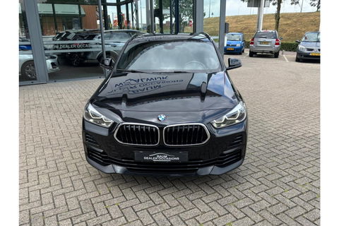 BMW X2 SDRIVE18I BUSINESS EXECUTIVE AUTOMAAT AIRCO LED PDC-CAMERA.