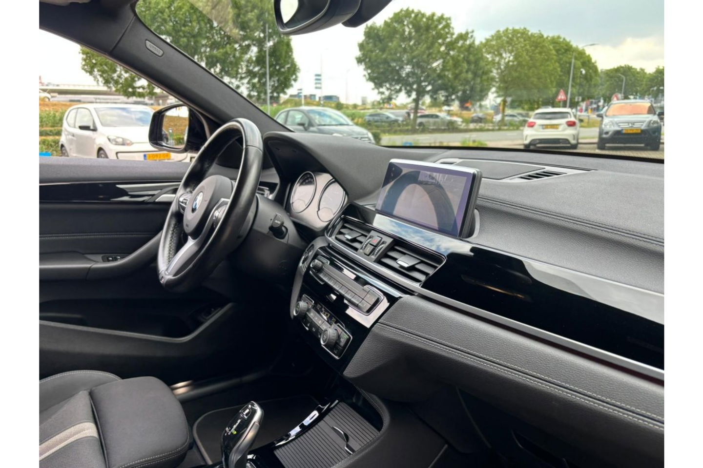 BMW X2 SDRIVE18I BUSINESS EXECUTIVE AUTOMAAT AIRCO LED PDC-CAMERA.