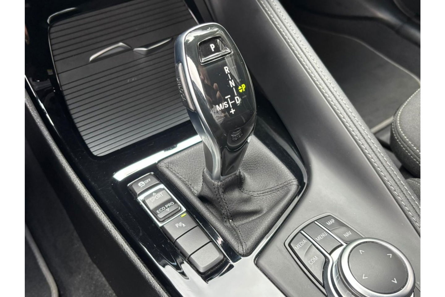 BMW X2 SDRIVE18I BUSINESS EXECUTIVE AUTOMAAT AIRCO LED PDC-CAMERA.
