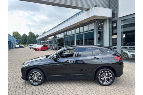 BMW X2 SDRIVE18I BUSINESS EXECUTIVE AUTOMAAT AIRCO LED PDC-CAMERA.