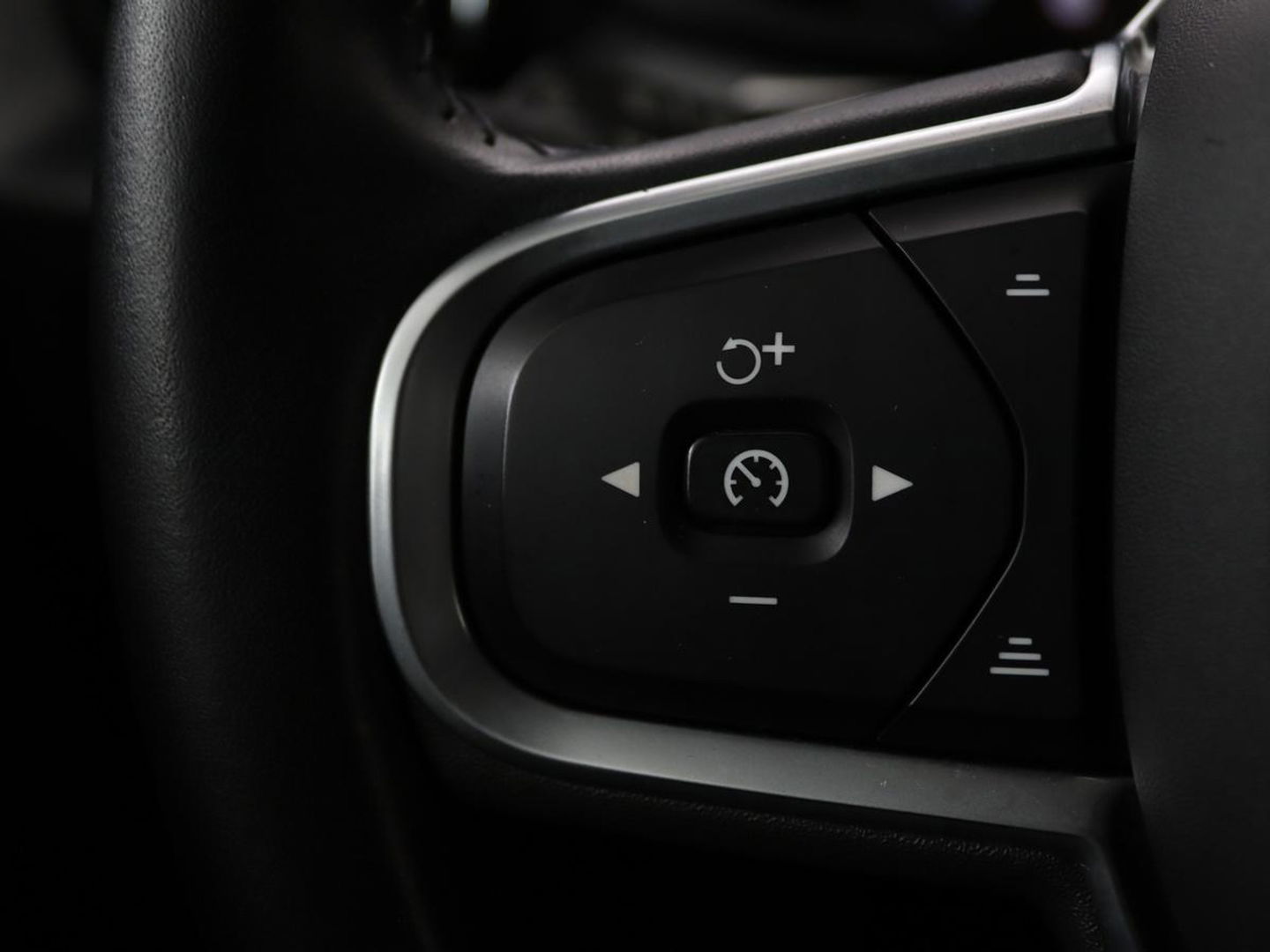 Volvo XC60 2.0 D4 Momentum Pro | Trekhaak | Camera | Half leder | Carplay | Navigatie | Full LED | Climate control | Getint glas | Parkeerhulp