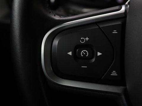 Volvo XC60 2.0 D4 Momentum Pro | Trekhaak | Camera | Half leder | Carplay | Navigatie | Full LED | Climate control | Getint glas | Parkeerhulp