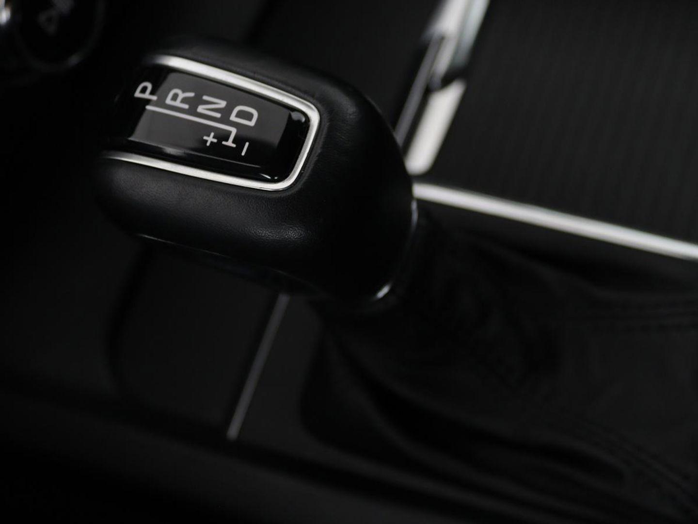 Volvo XC60 2.0 D4 Momentum Pro | Trekhaak | Camera | Half leder | Carplay | Navigatie | Full LED | Climate control | Getint glas | Parkeerhulp