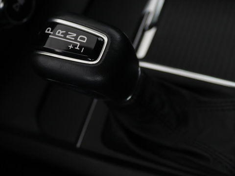 Volvo XC60 2.0 D4 Momentum Pro | Trekhaak | Camera | Half leder | Carplay | Navigatie | Full LED | Climate control | Getint glas | Parkeerhulp