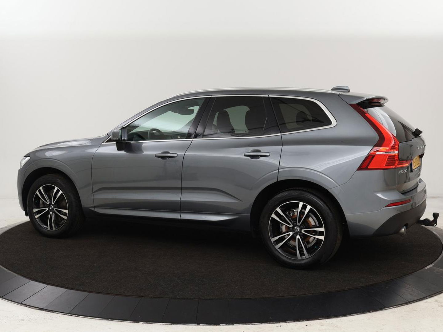 Volvo XC60 2.0 D4 Momentum Pro | Trekhaak | Camera | Half leder | Carplay | Navigatie | Full LED | Climate control | Getint glas | Parkeerhulp
