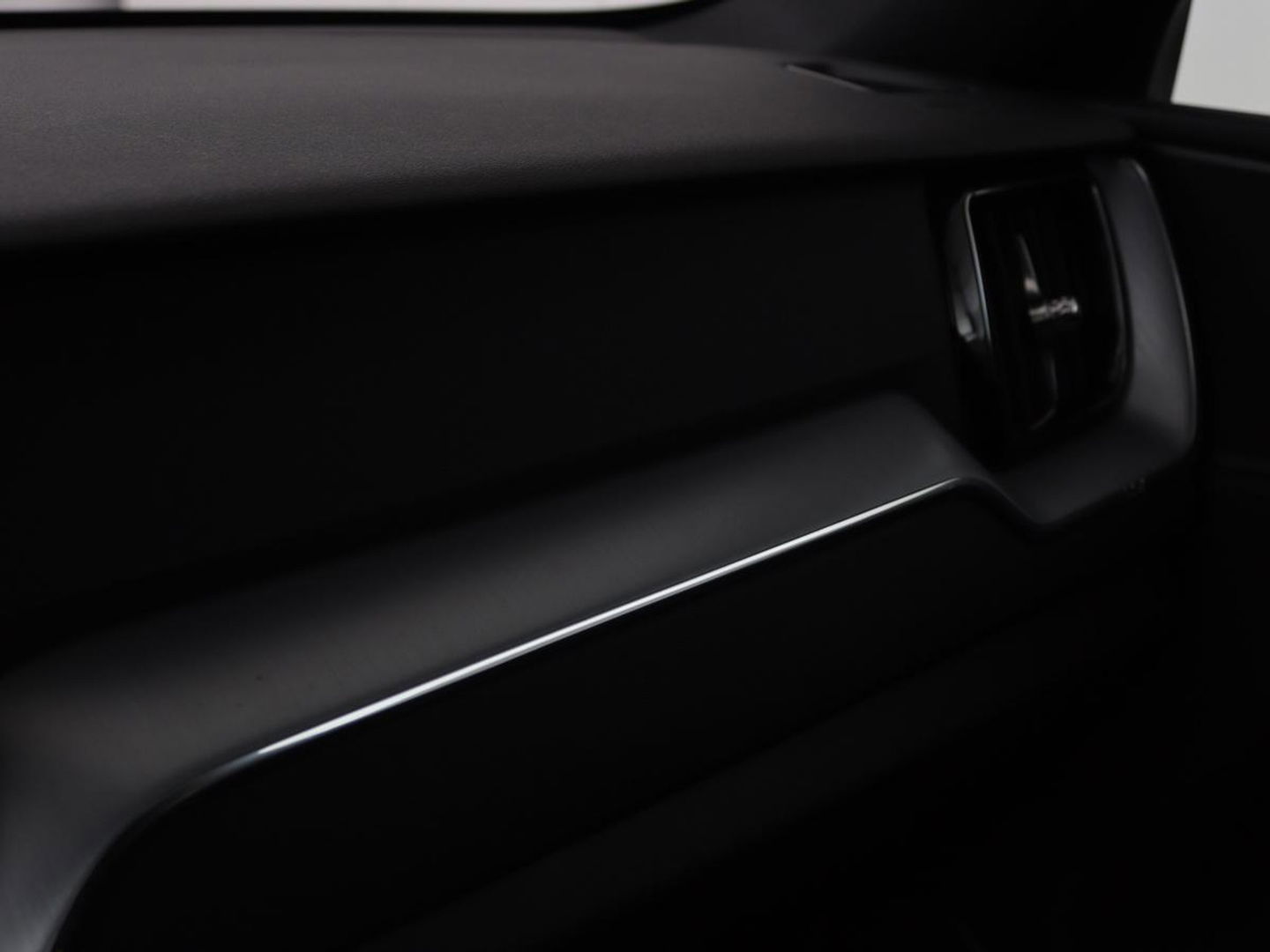Volvo XC60 2.0 D4 Momentum Pro | Trekhaak | Camera | Half leder | Carplay | Navigatie | Full LED | Climate control | Getint glas | Parkeerhulp
