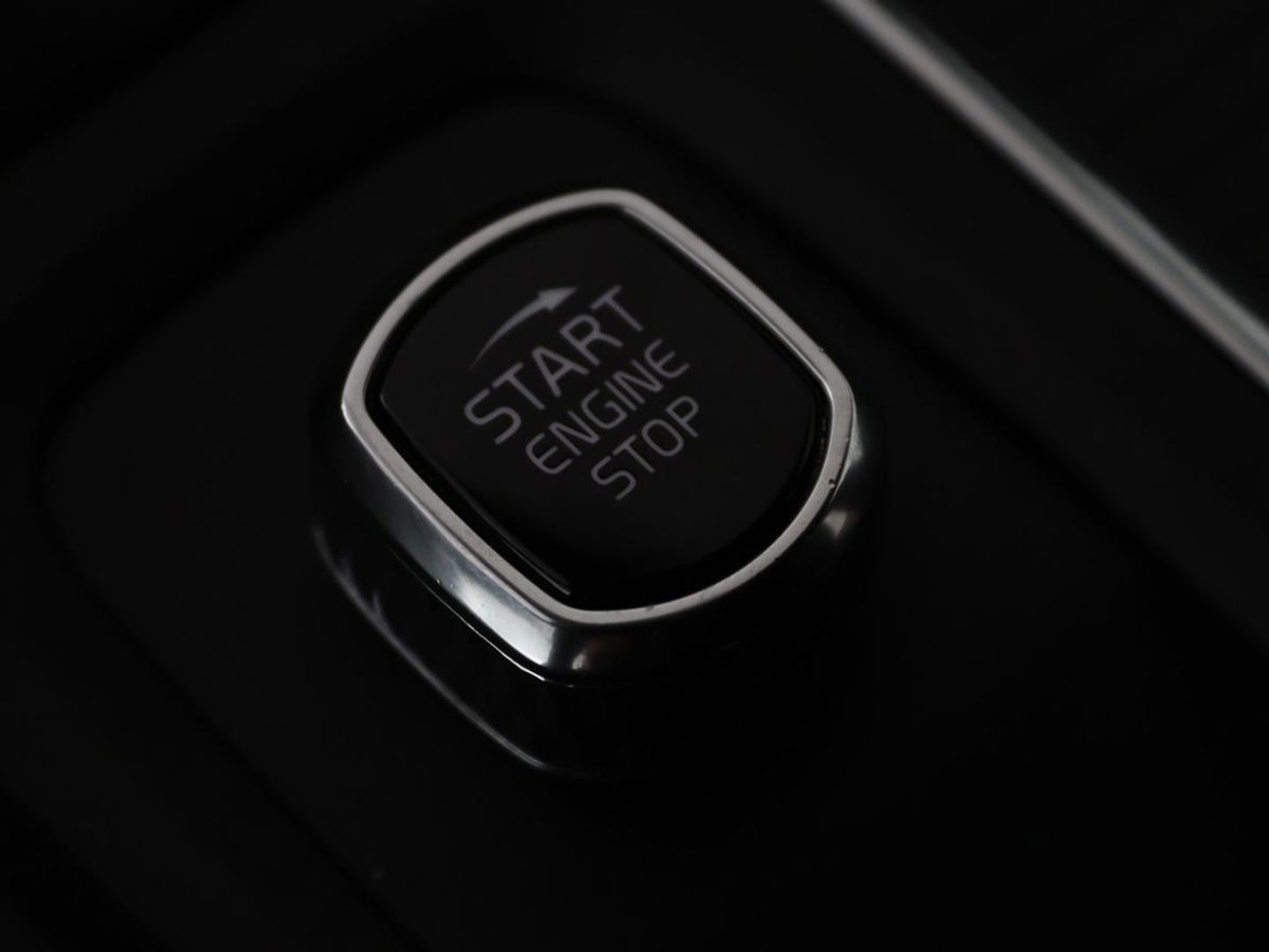 Volvo XC60 2.0 D4 Momentum Pro | Trekhaak | Camera | Half leder | Carplay | Navigatie | Full LED | Climate control | Getint glas | Parkeerhulp