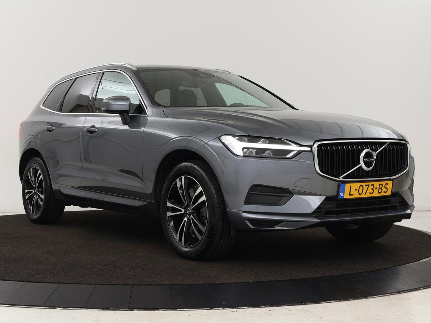 Volvo XC60 2.0 D4 Momentum Pro | Trekhaak | Camera | Half leder | Carplay | Navigatie | Full LED | Climate control | Getint glas | Parkeerhulp