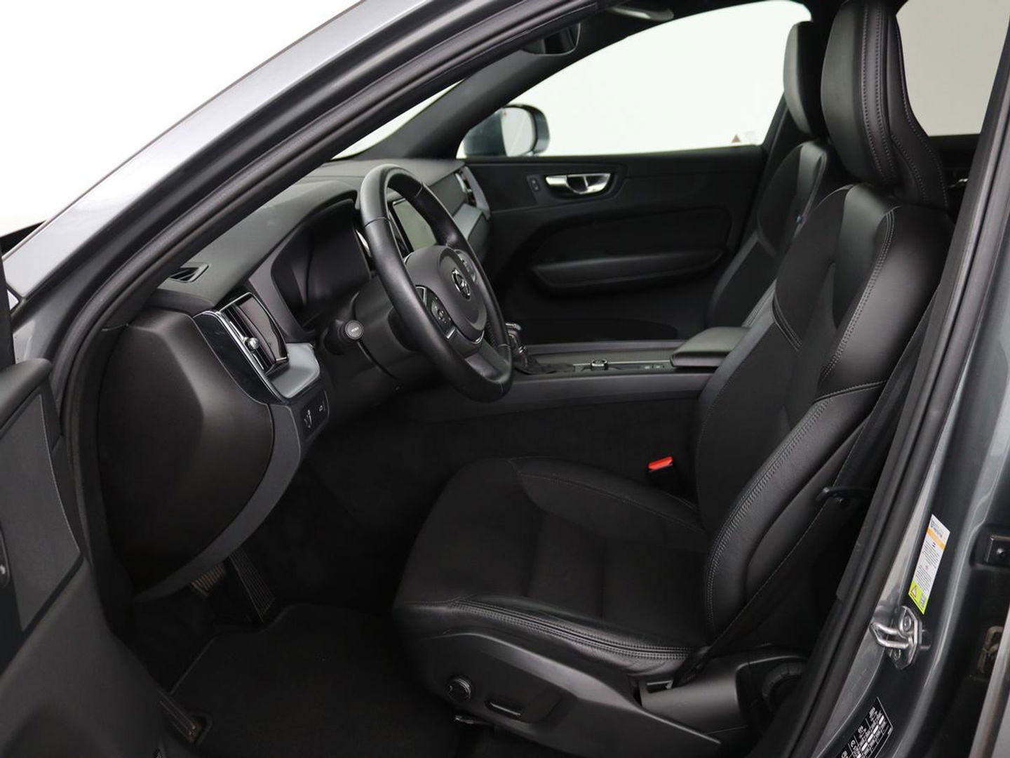Volvo XC60 2.0 D4 Momentum Pro | Trekhaak | Camera | Half leder | Carplay | Navigatie | Full LED | Climate control | Getint glas | Parkeerhulp