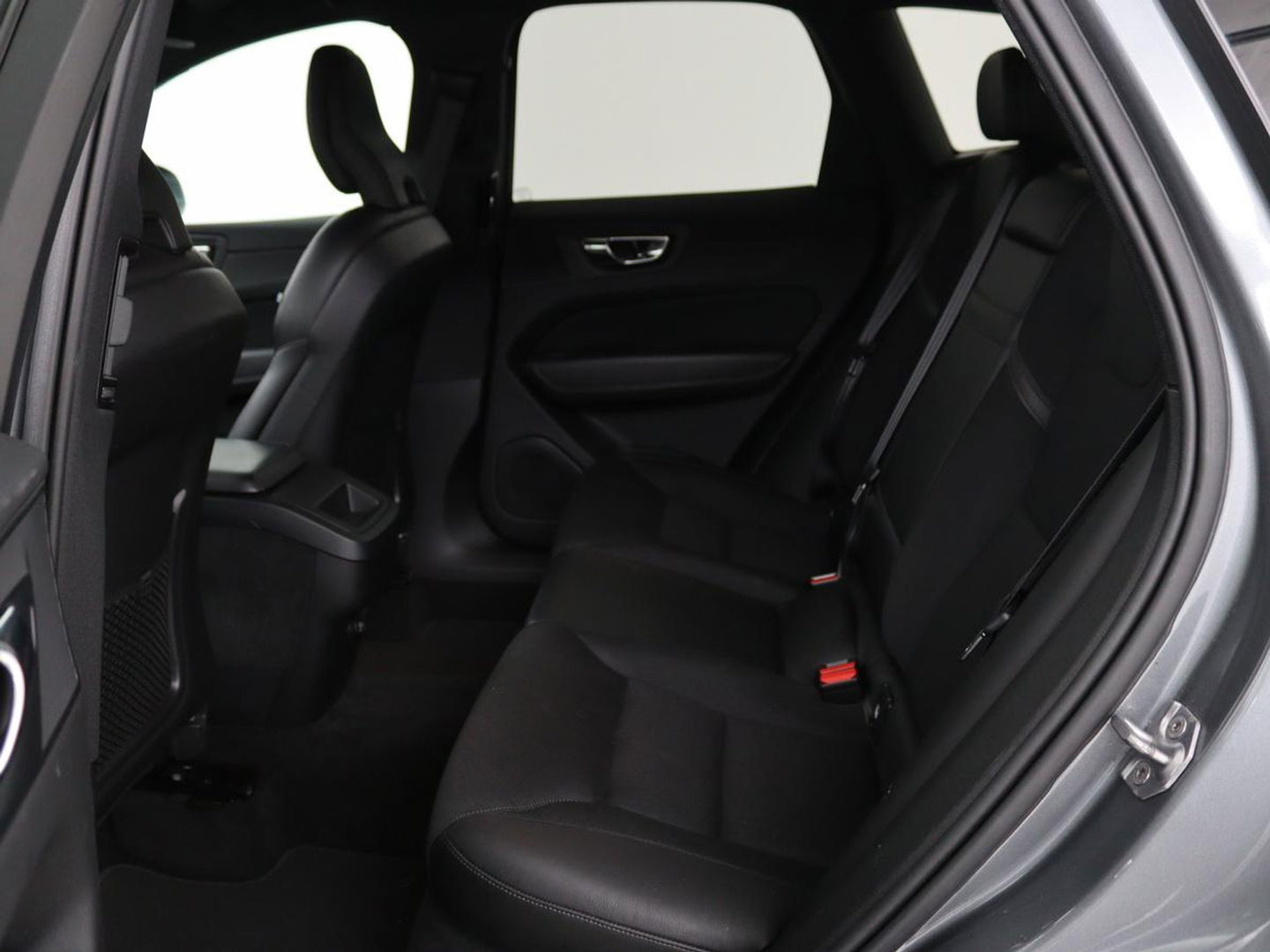 Volvo XC60 2.0 D4 Momentum Pro | Trekhaak | Camera | Half leder | Carplay | Navigatie | Full LED | Climate control | Getint glas | Parkeerhulp