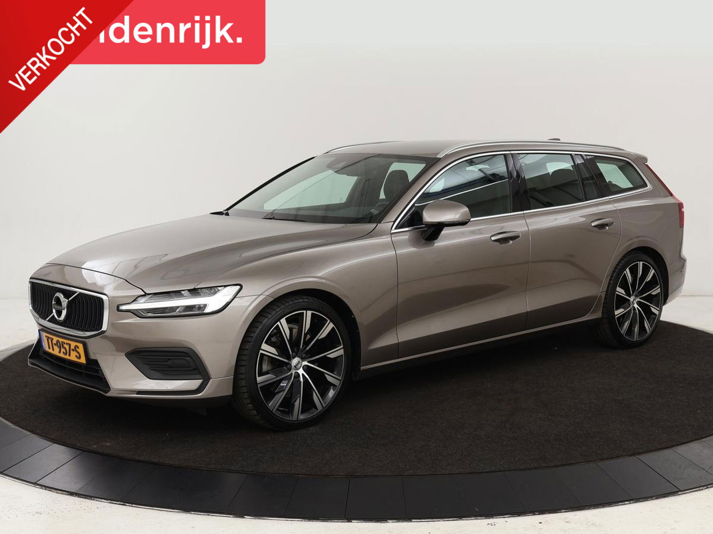 Volvo V60 2.0 T5 Momentum | Leder | Trekhaak | Stoelverwarming | LMV 20 inch | Harman/Kardon | Adaptive cruise | DAB+
