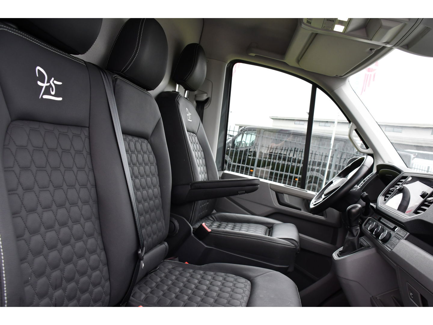 Volkswagen Crafter 35 2.0 TDI L3H2 75 Edition Adaptieve Cruise, Camera, Carplay, 177PK, Leder, LED,