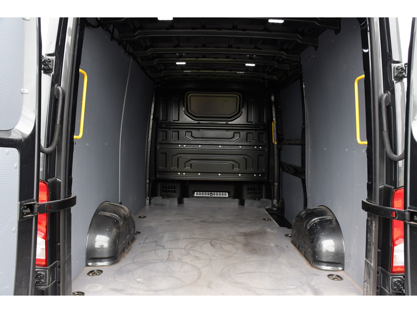 Volkswagen Crafter 35 2.0 TDI L3H2 75 Edition Adaptieve Cruise, Camera, Carplay, 177PK, Leder, LED,